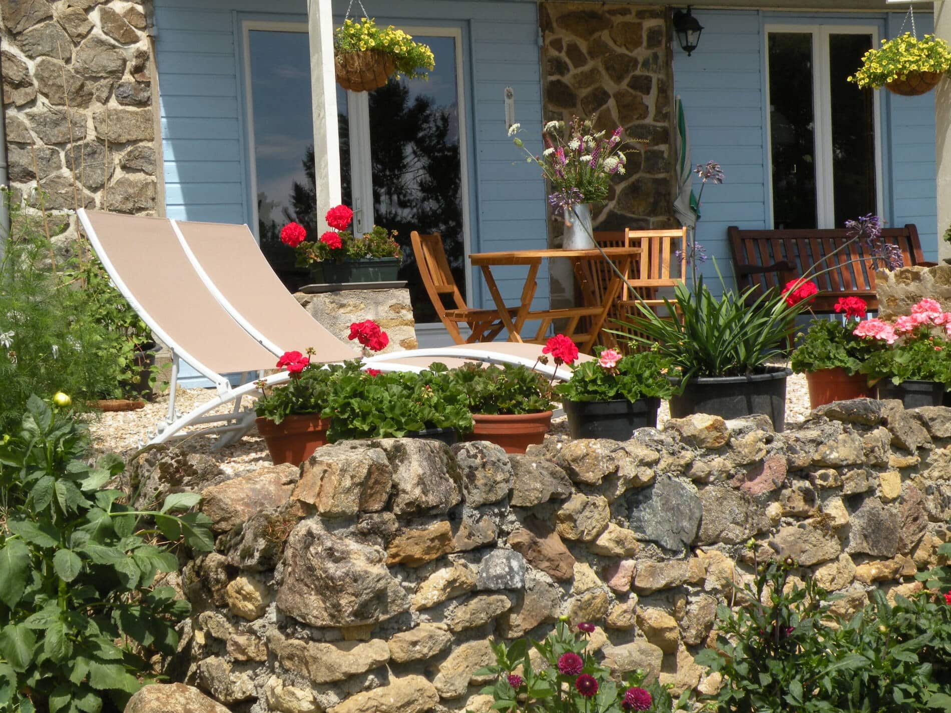 Domaine-Le-Haut-Verger---gite-La-Remise---terrasse-fleurie---Ester-van-Buuren-31-12-2030