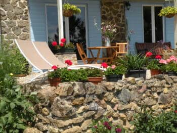 Domaine-Le-Haut-Verger---gite-La-Remise---terrasse-fleurie---Ester-van-Buuren-31-12-2030
